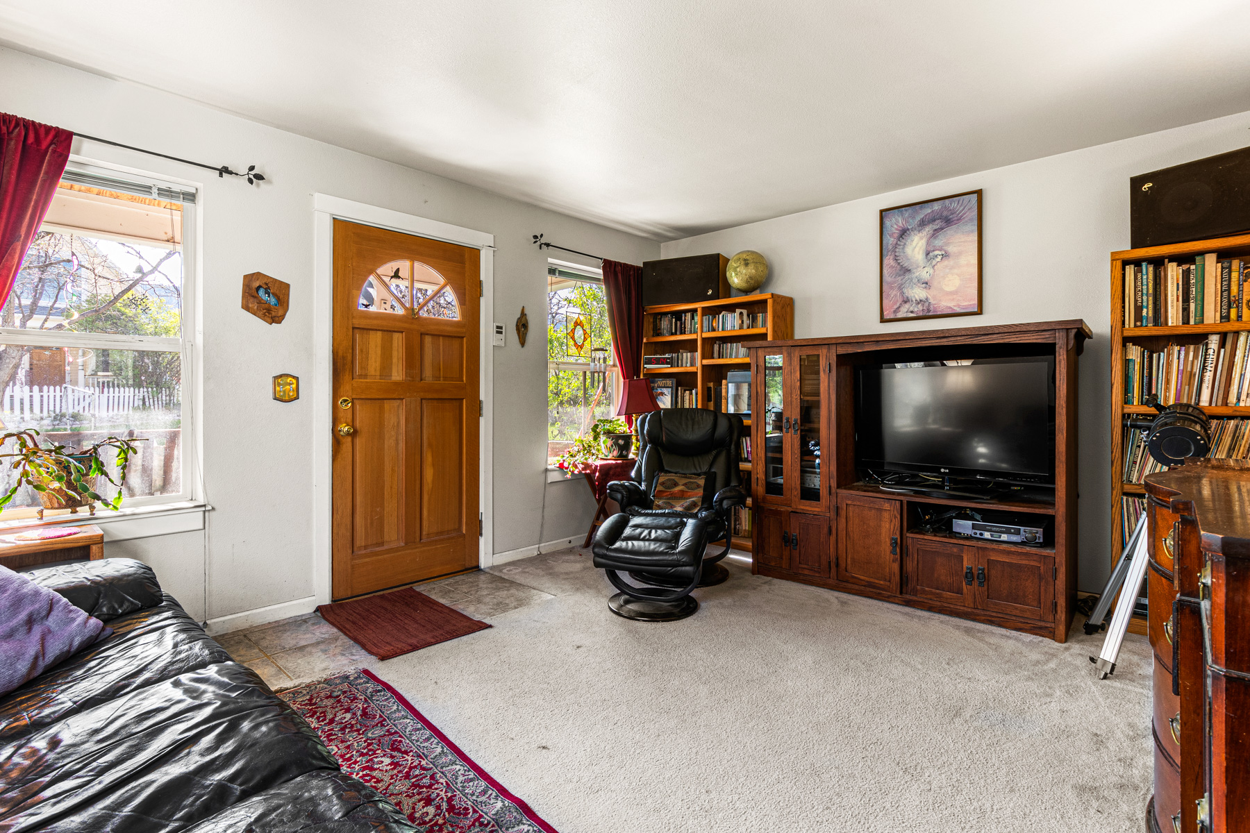 1075 Poplar Ave - entryway