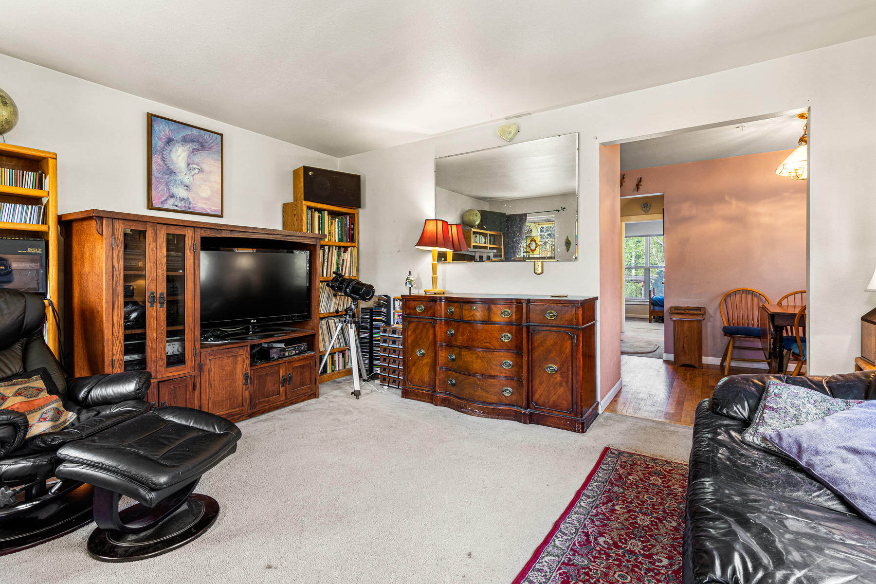 1075 Poplar Ave - living room