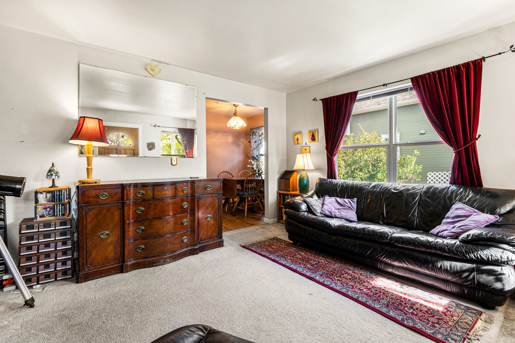 1075 Poplar Ave - living room