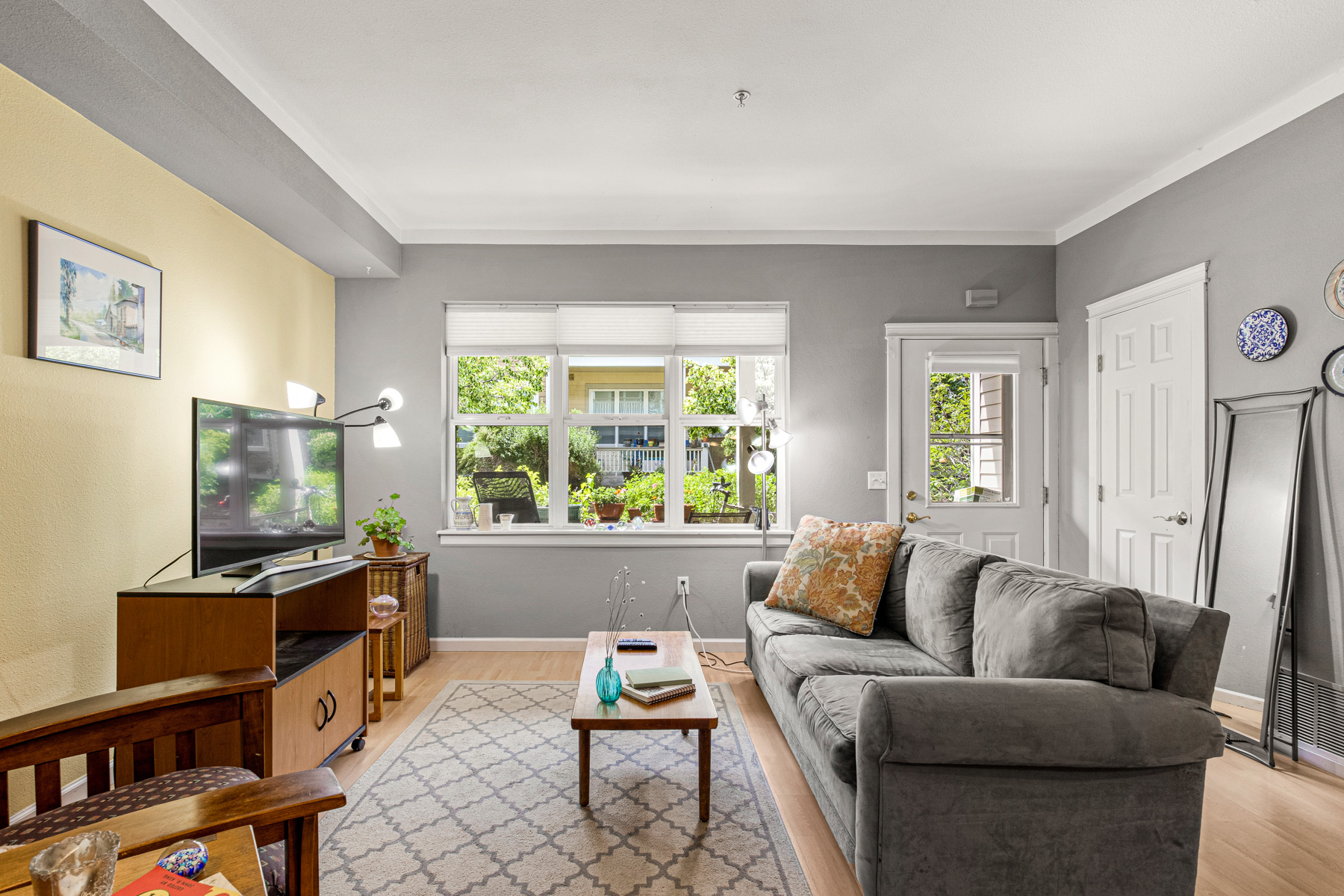 1420 Lee Hill Rd 1 - living room