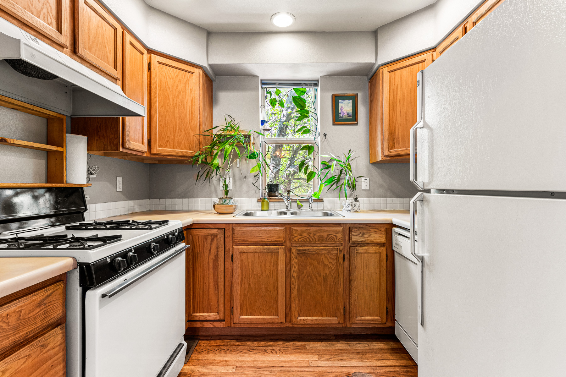 1075 Poplar Ave - kitchen