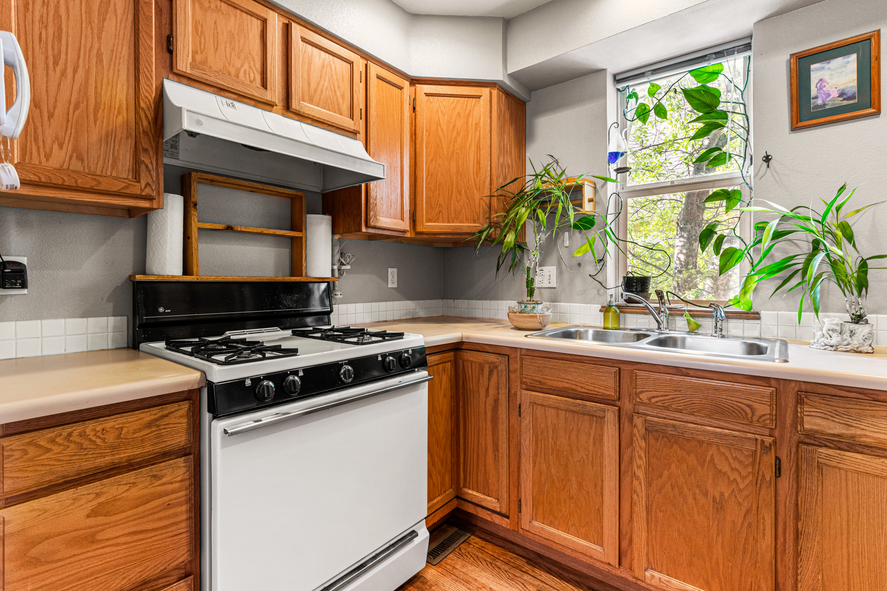 1075 Poplar Ave - kitchen