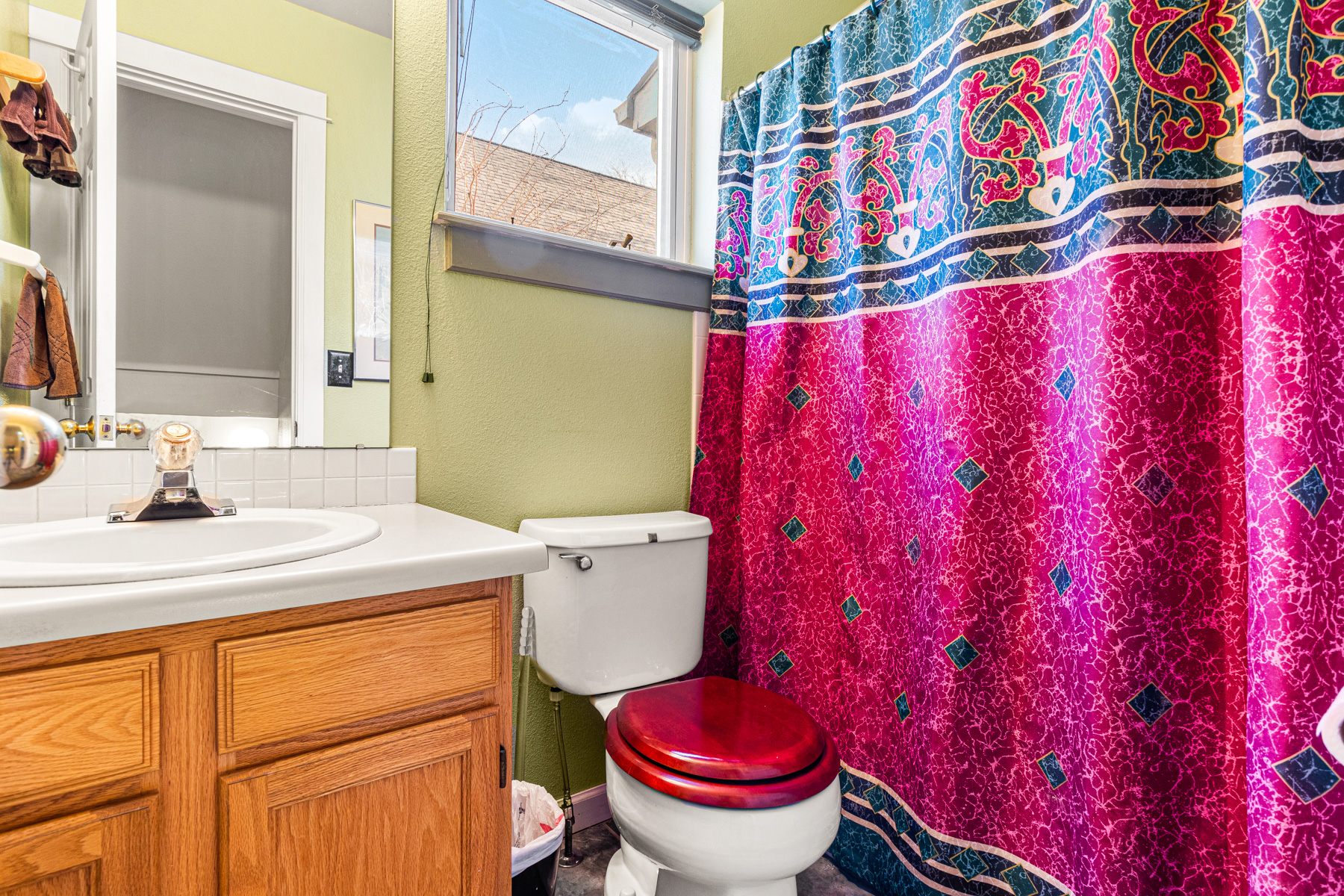 1075 Poplar Ave - bathroom