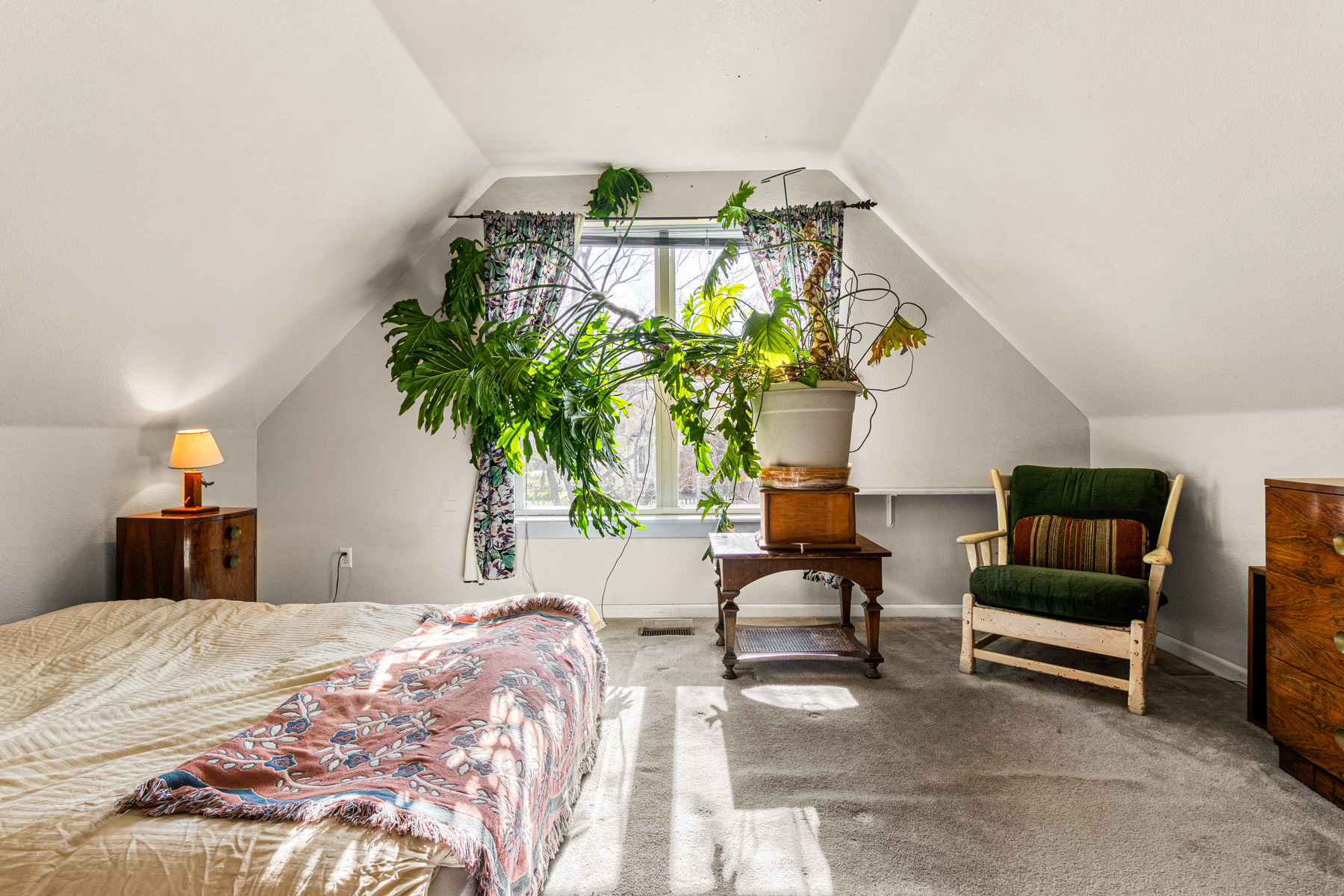 1075 Poplar Ave - primary bedroom