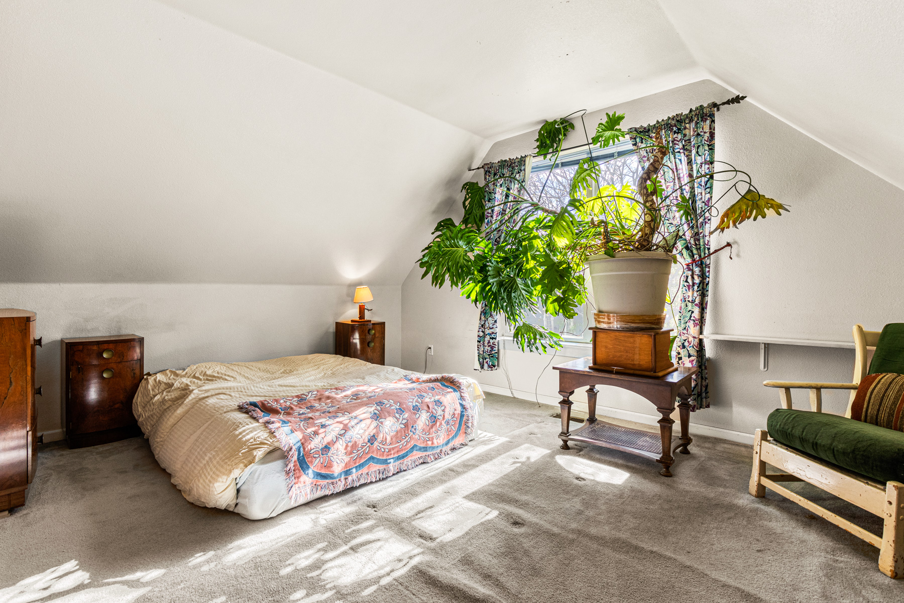 1075 Poplar Ave - primary bedroom