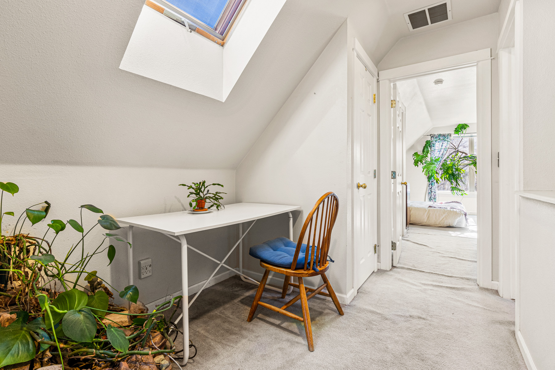 1075 Poplar Ave - upstairs desk nook
