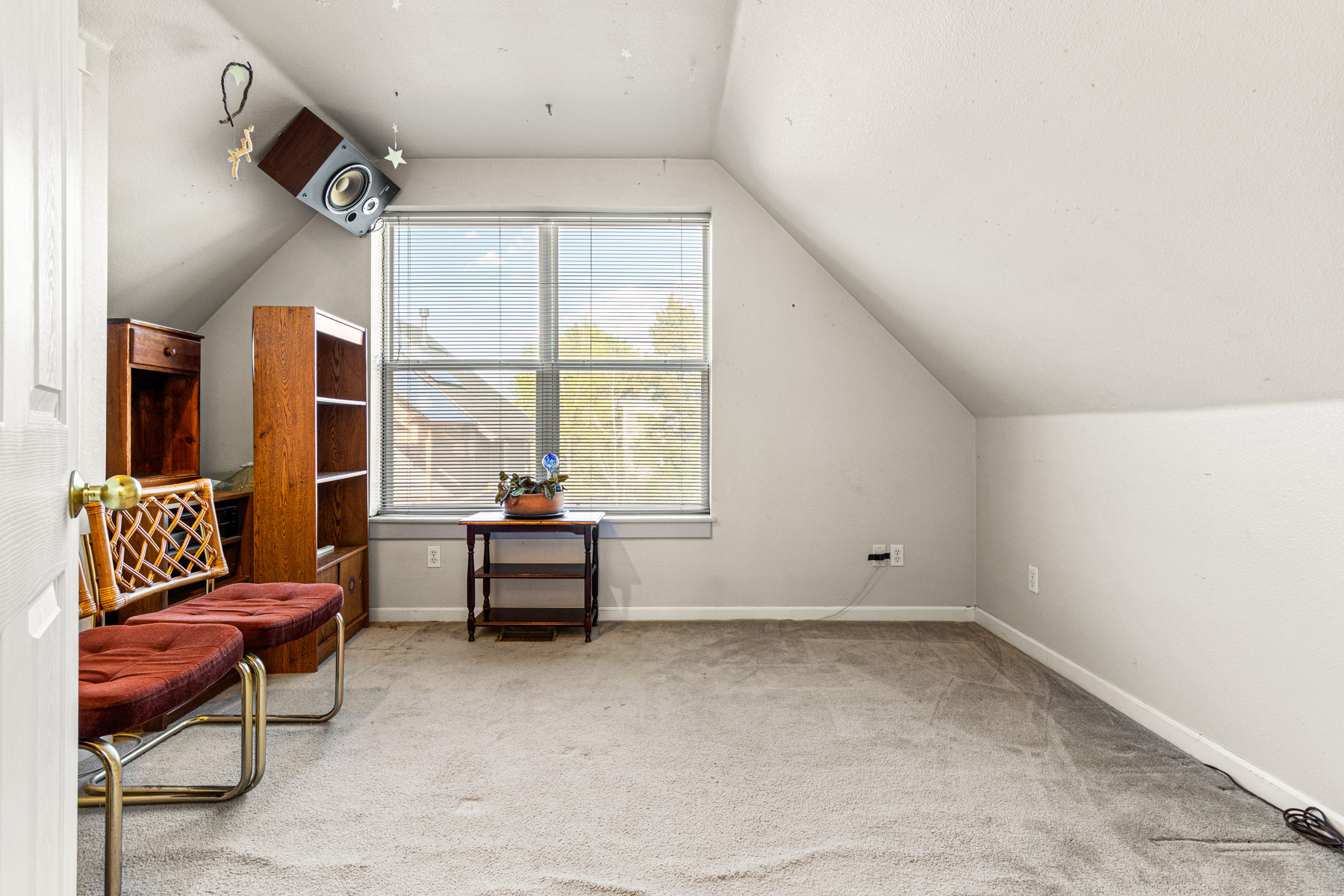 1075 Poplar Ave - upstairs bedroom