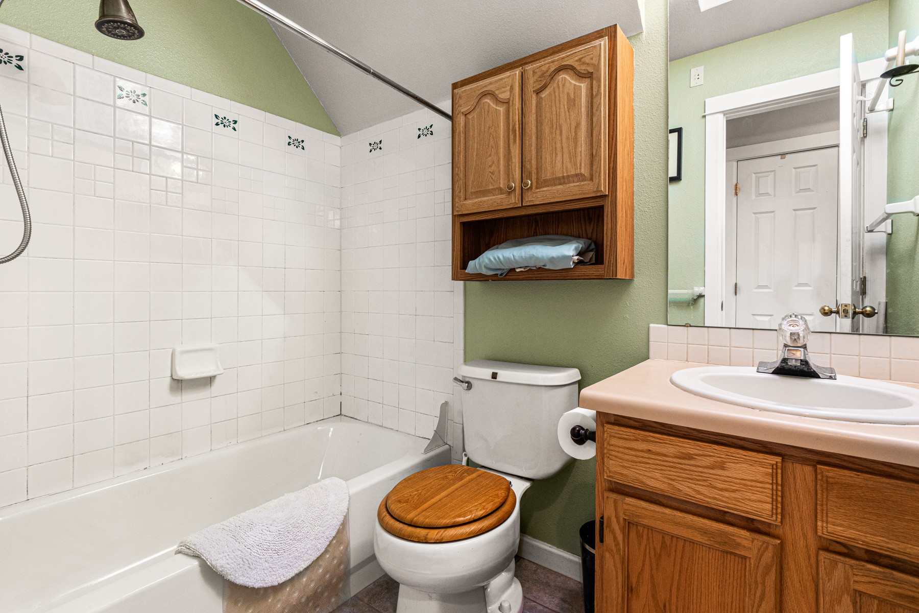 1075 Poplar Ave - bathroom