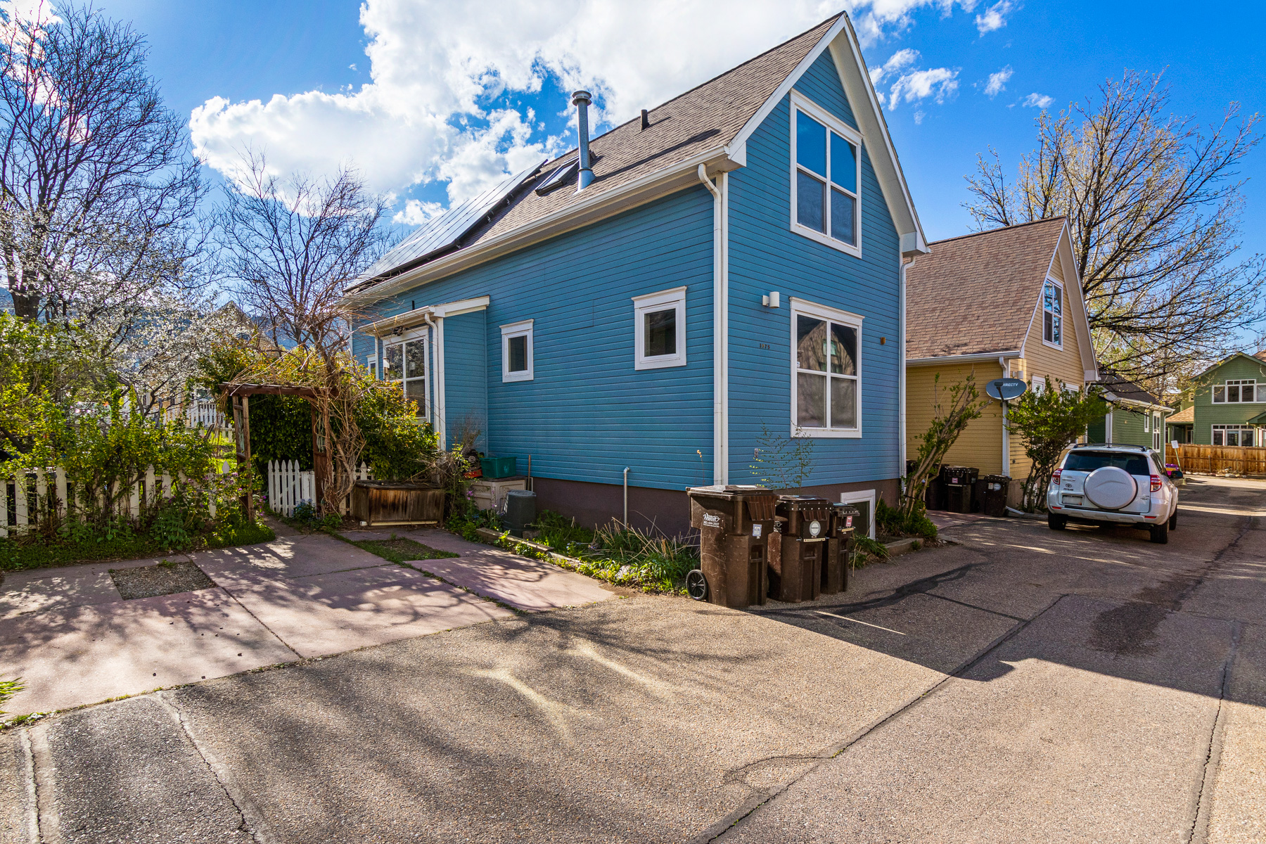 1075 Poplar Ave - exterior rear view with parking space
