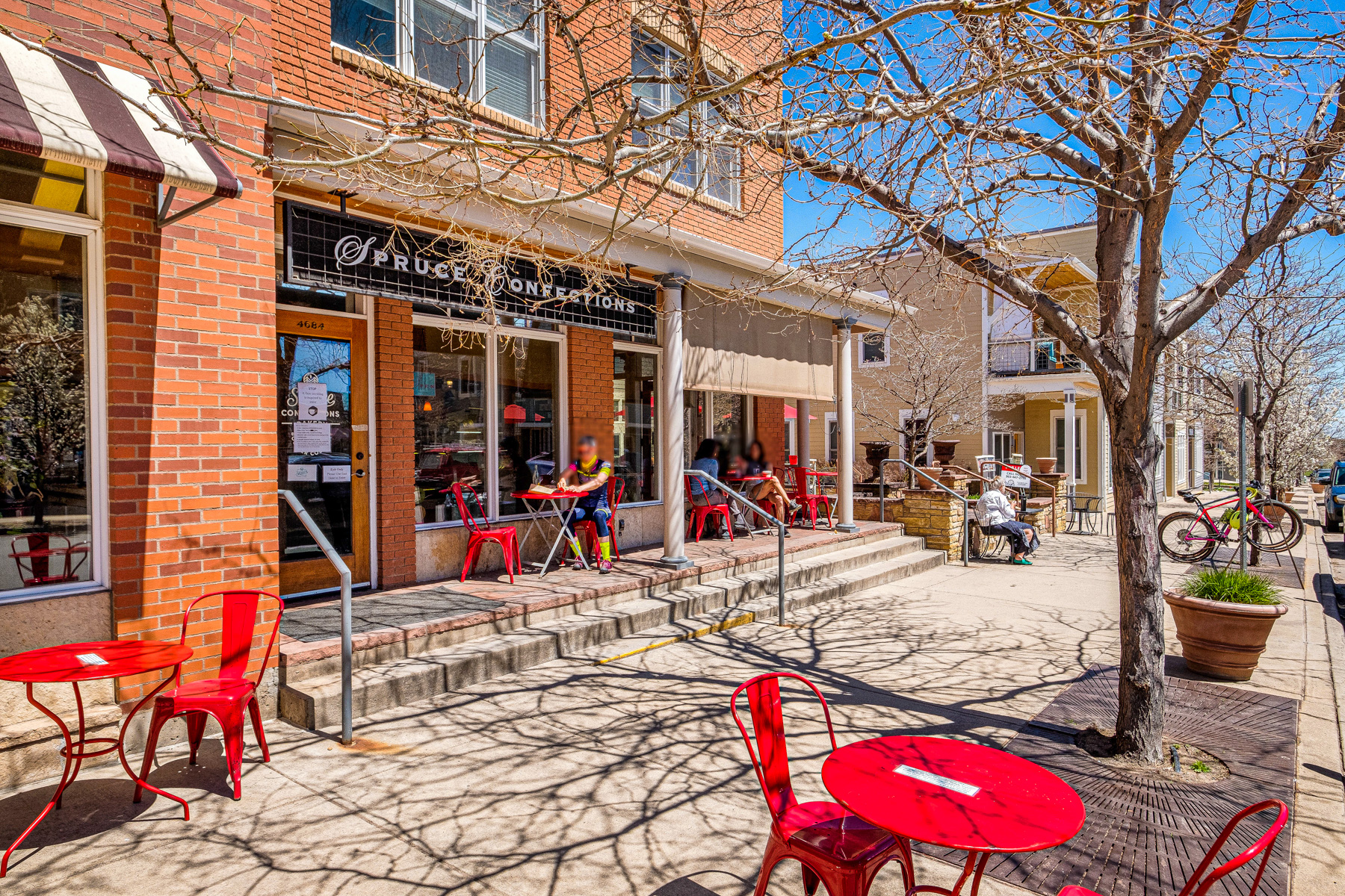 1075 Poplar Ave - nearby shops