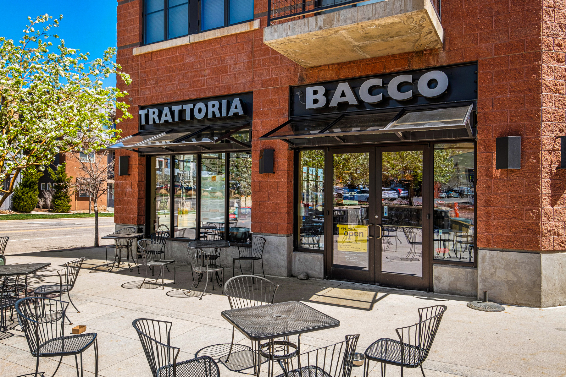 1075 Poplar Ave - nearby shops