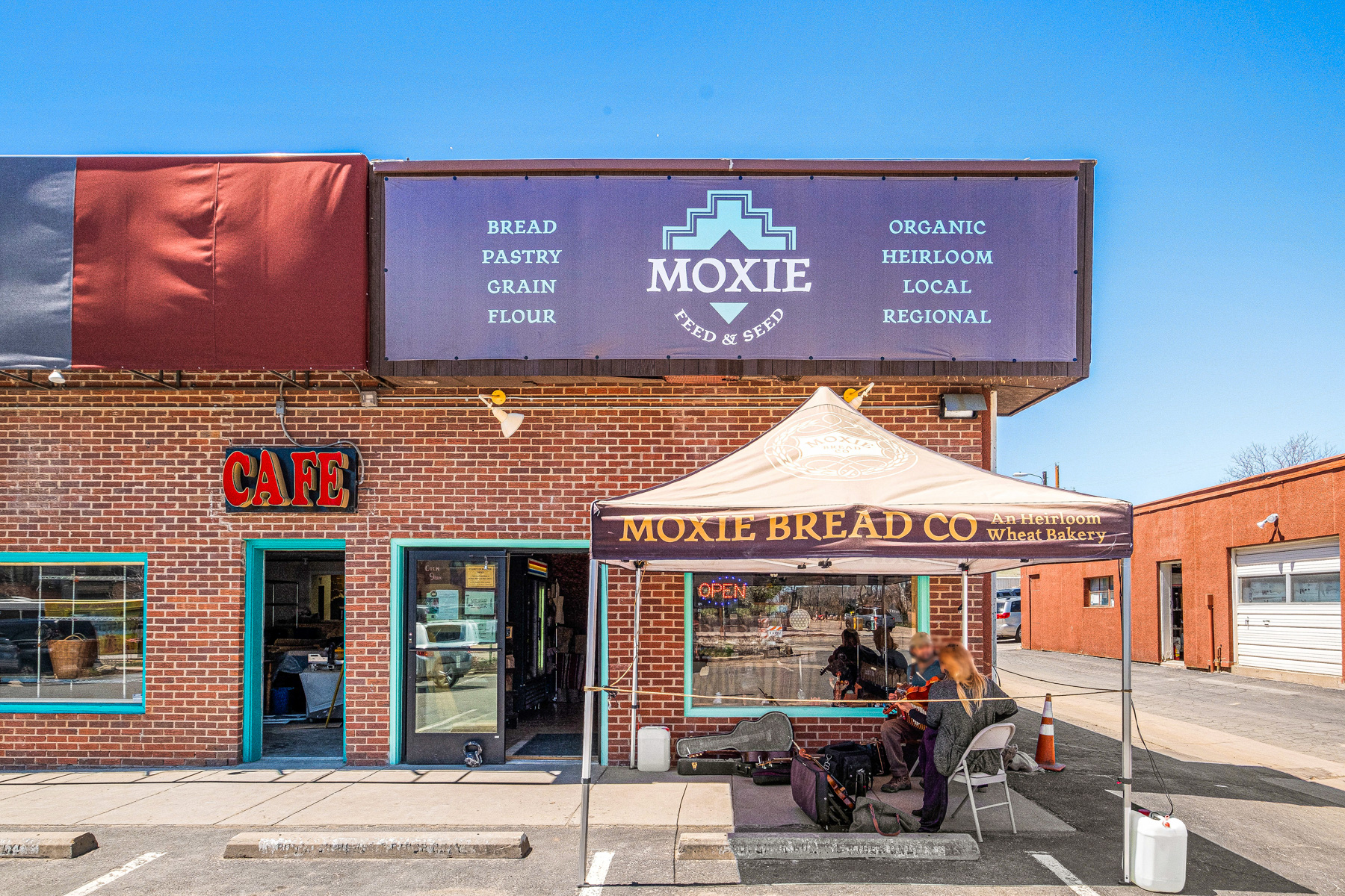 1075 Poplar Ave - nearby shops