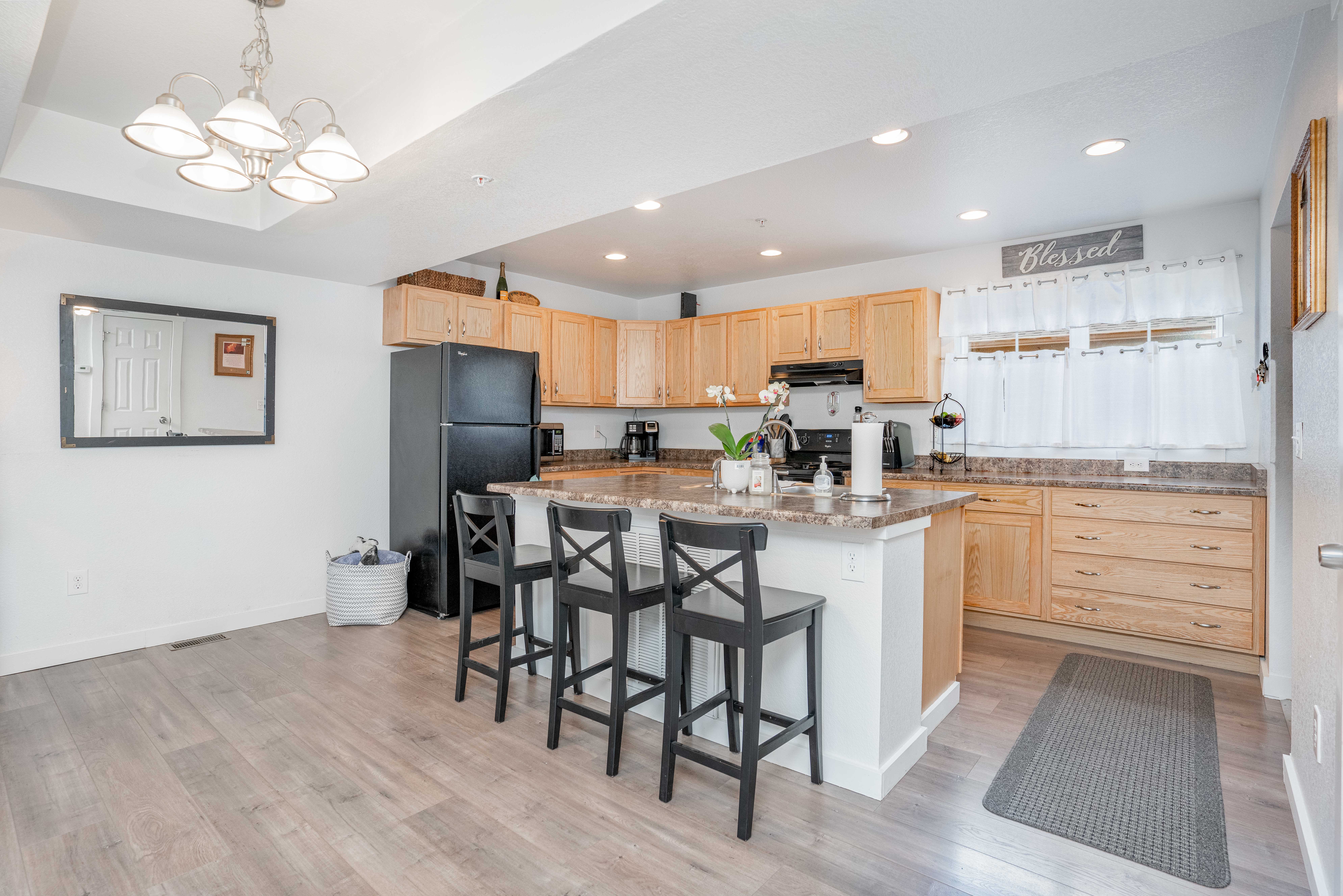 582 Avalon Ave, Lafayette - kitchen with bar