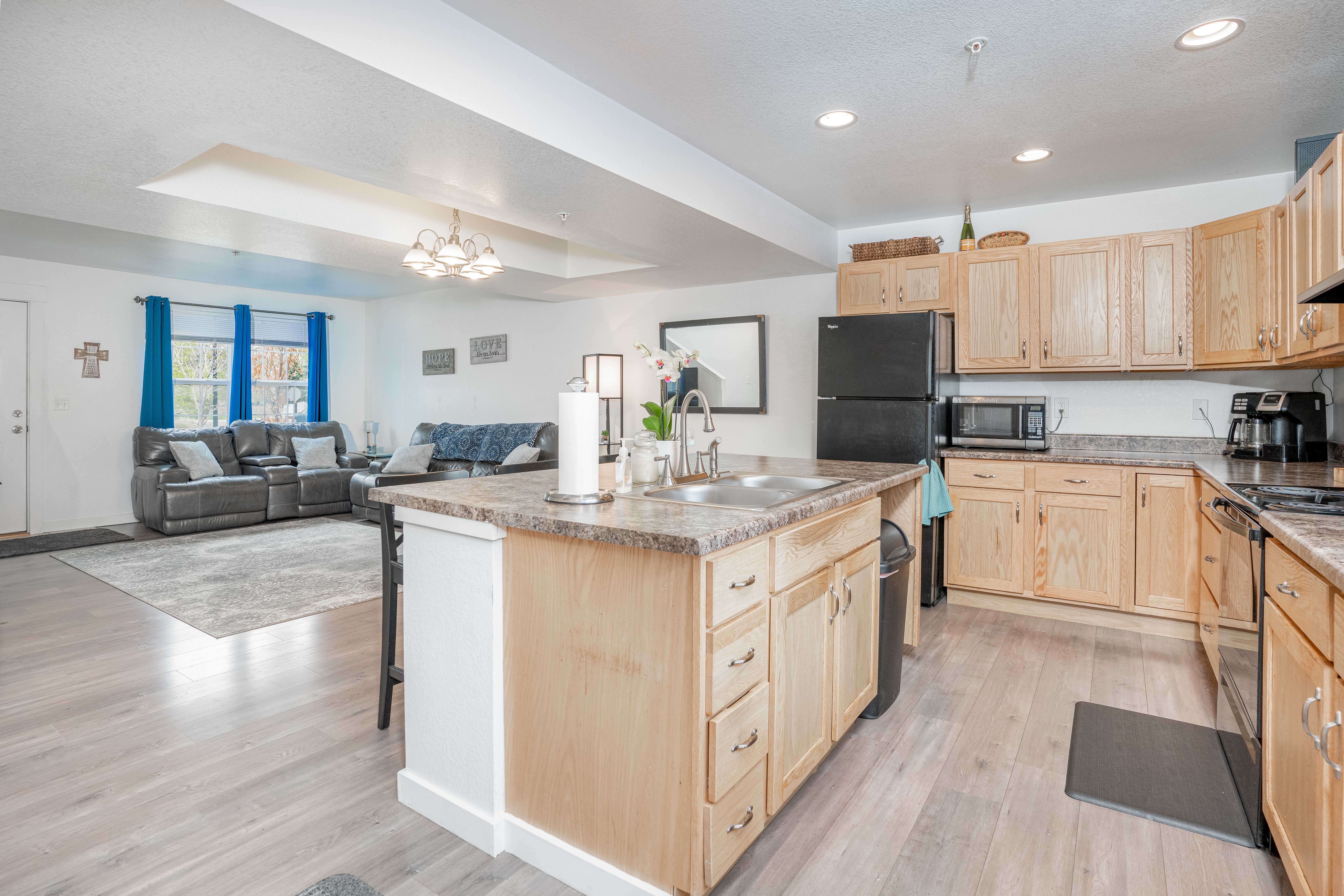 582 Avalon Ave, Lafayette - kitchen looking on to living room