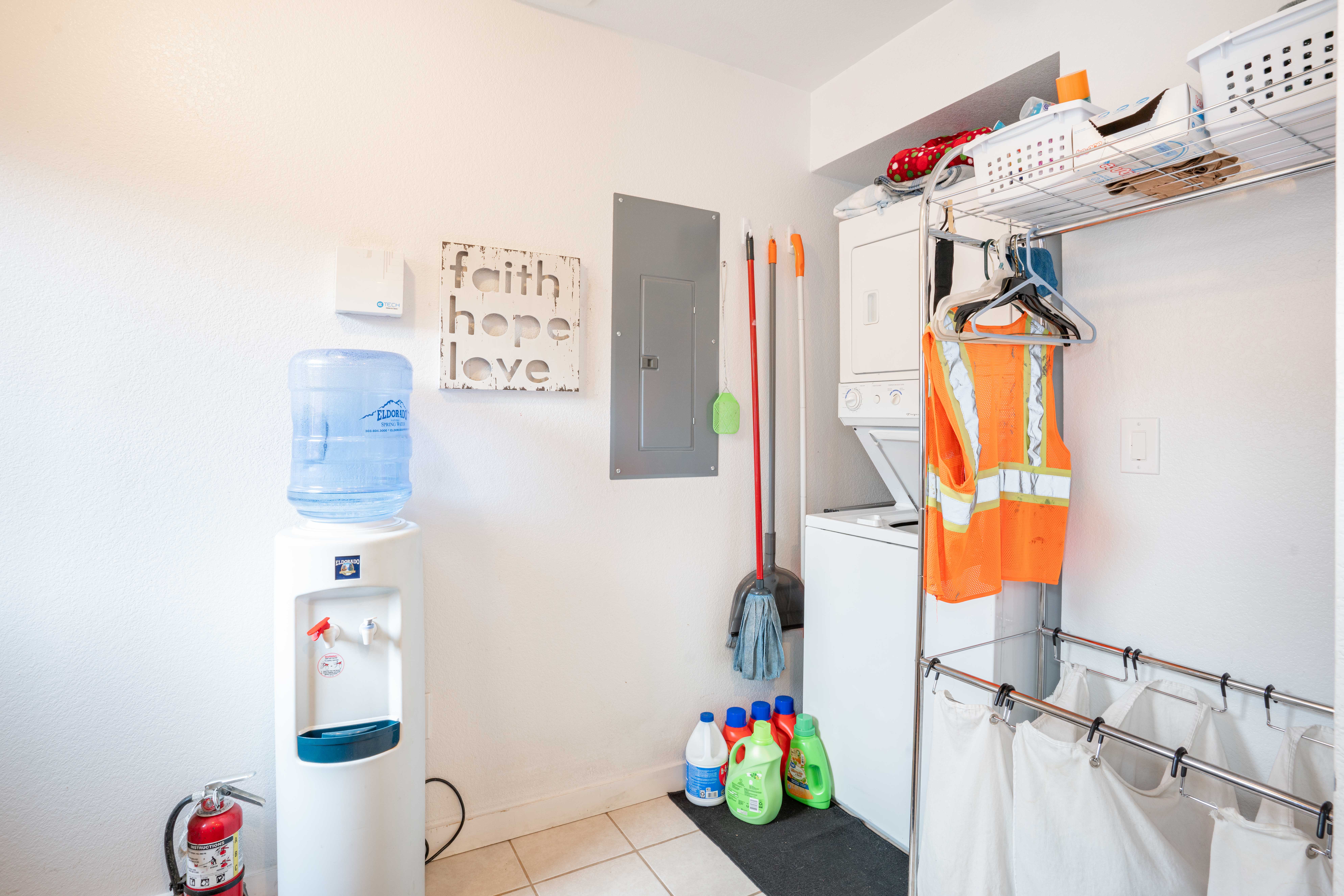 582 Avalon Ave, Lafayette - laundry room