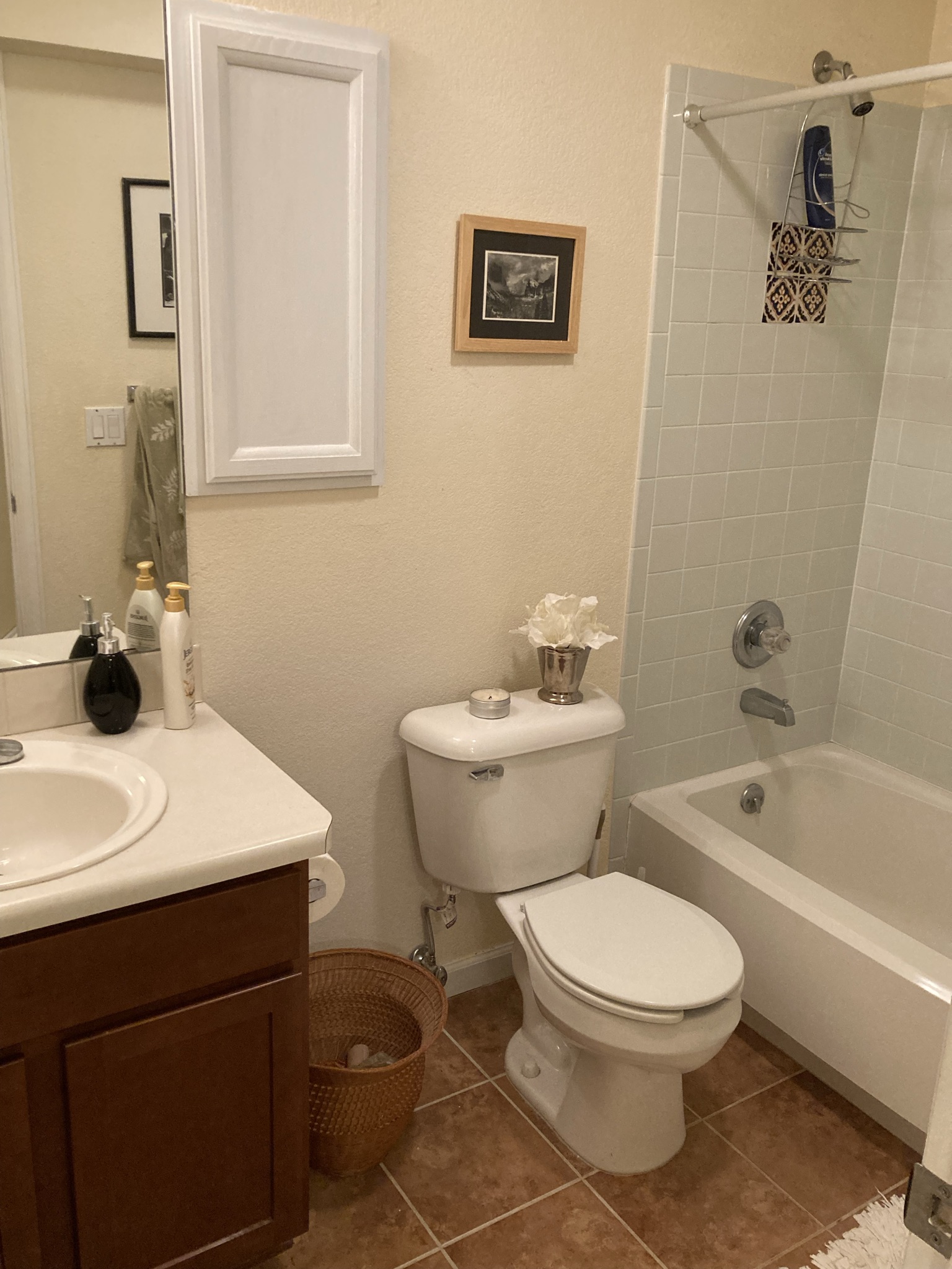 16. 1460 Quince Ave 103 - second bathroom