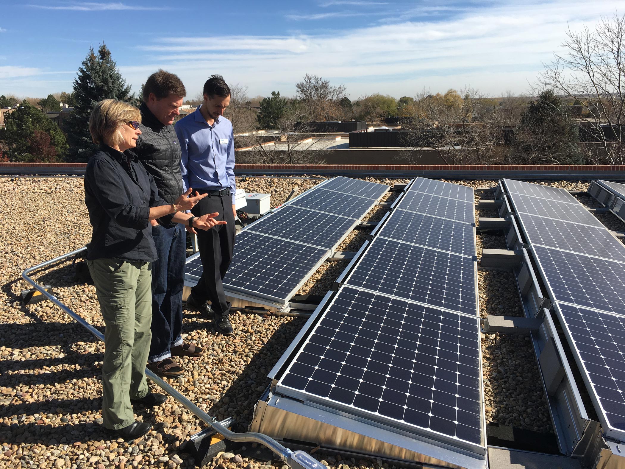 La ex alcaldesa Suzanne Jones revisa una instalación solar en la azotea en Boulder