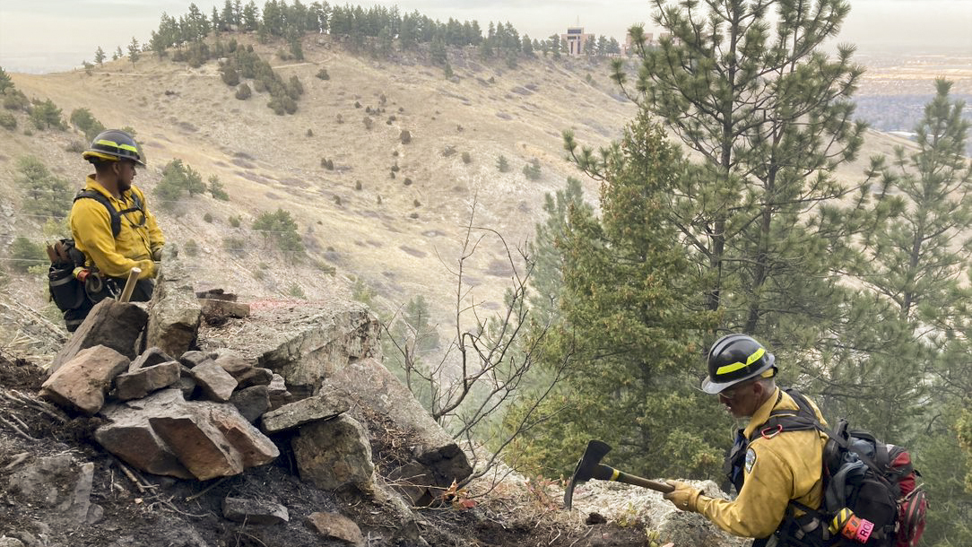 El personal de OSMP ayuda a combatir el reciente incendio de NCAR