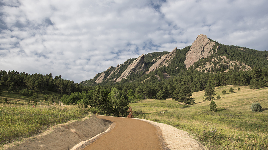 Sendero Chautauqua cerca del Boulder Planchas