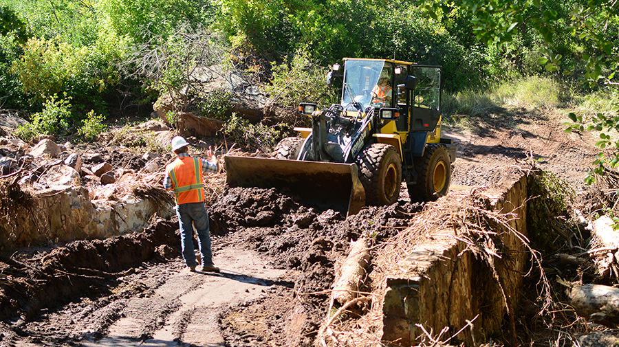 Trabajo de emergencia a lo largo de McClintock Trail