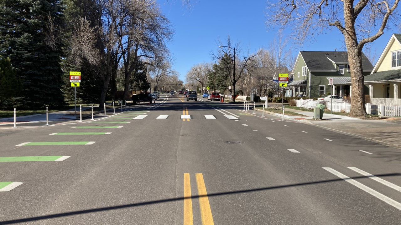 Eine Straße mit einem Zebrastreifen