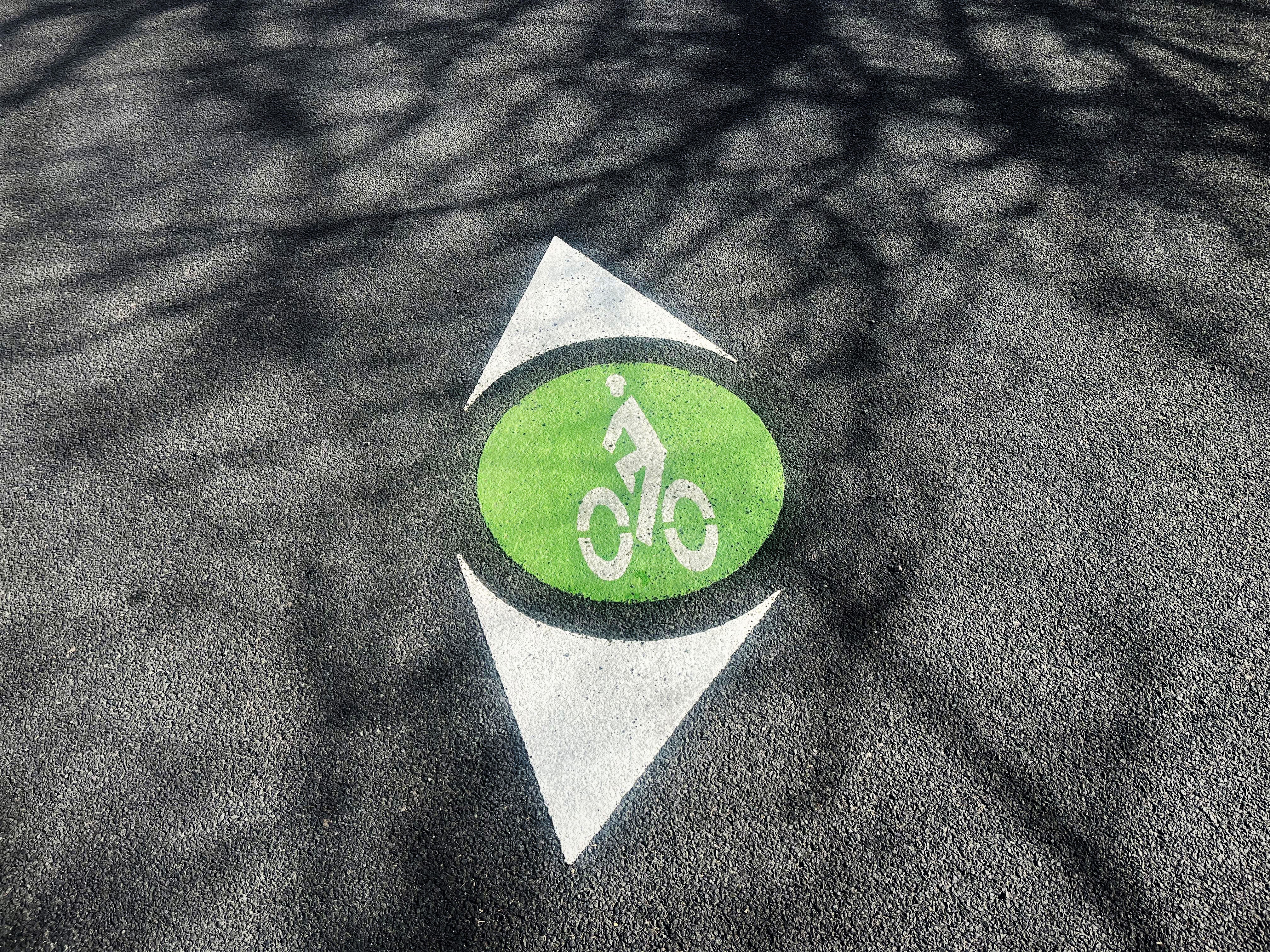 símbolo de orientación verde en la carretera
