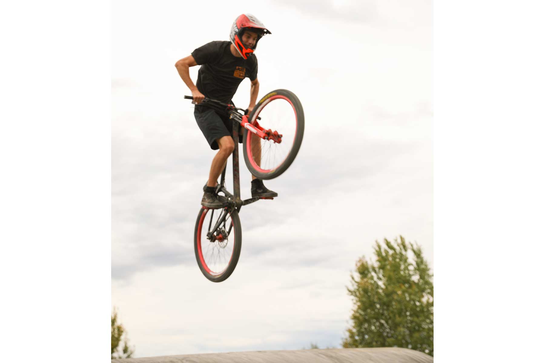 Valmont Bike Park - trick jump