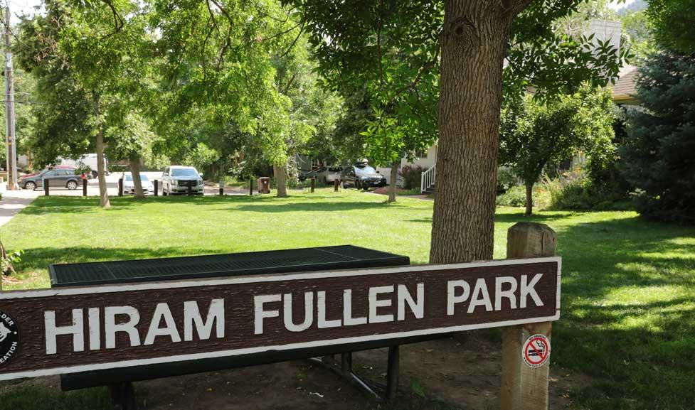park sign with green grass lawn