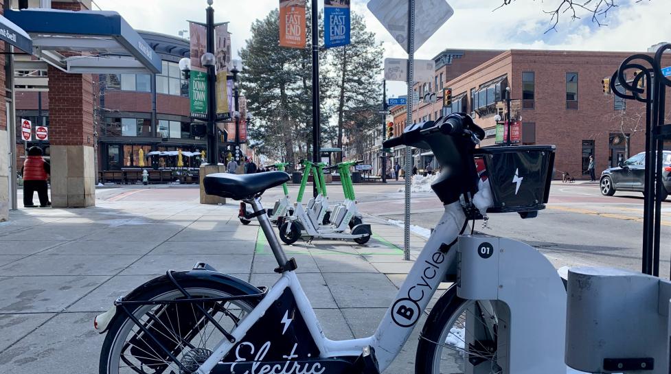 Scooters B-cycle y Lime estacionados en el centro de la ciudad Boulder