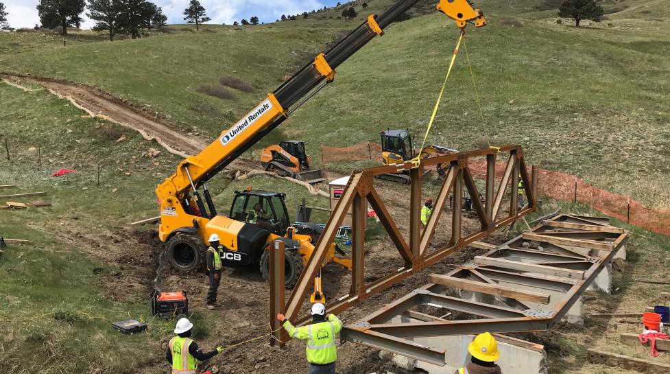 Equipos de construcción levantan un trozo del Puente Sur sobre el North Sky Trail