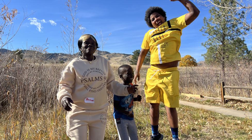 Elevate Boulder Die Teilnehmerin und ihre Kinder haben Spaß im Freien