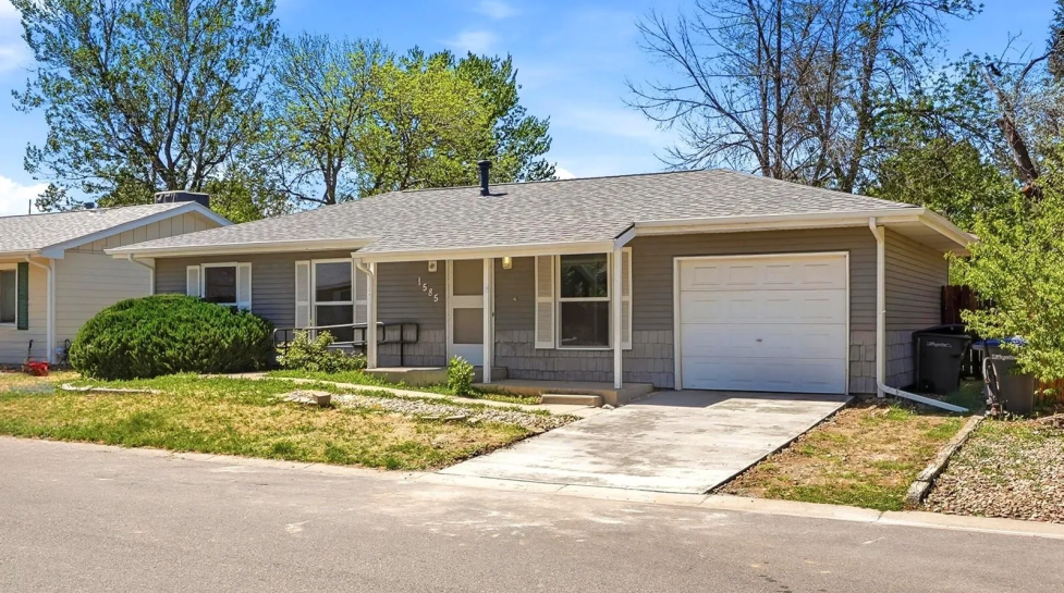 Exterior view of 1586 Sagimore Cir