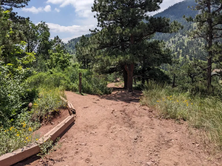 Navigational sign on the Red Rocks Spur Trail