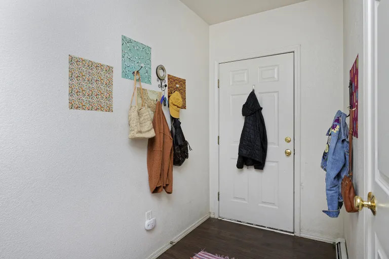 06 - 2610 Iris Ave Unit 105 - interior entryway.jpg
