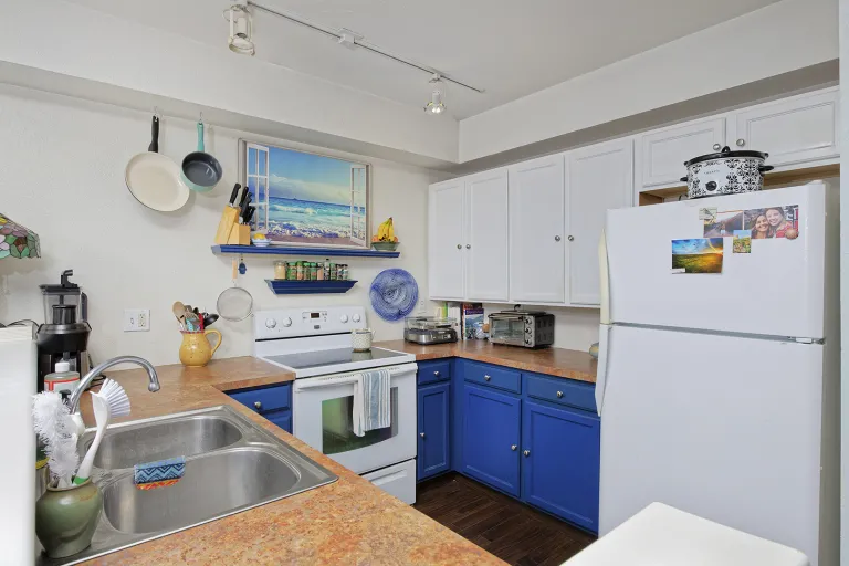 11 - 2610 Iris Ave Unit 105 - kitchen.jpg