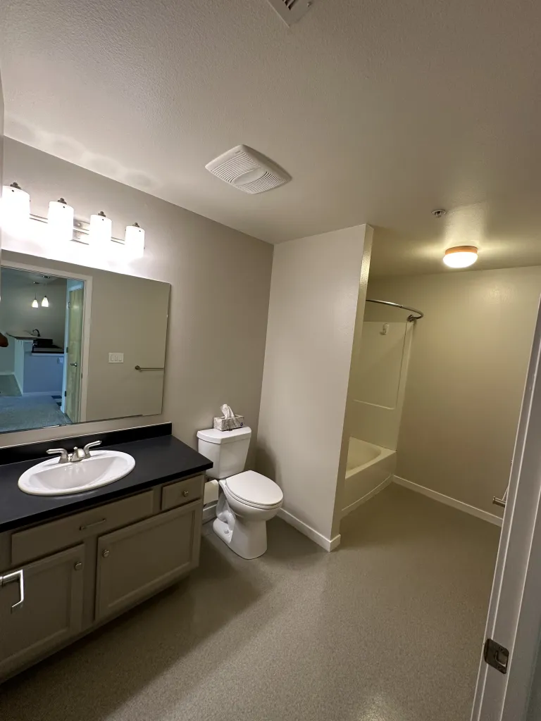 9-4670 Holiday Dr 103-Bathroom.jpg