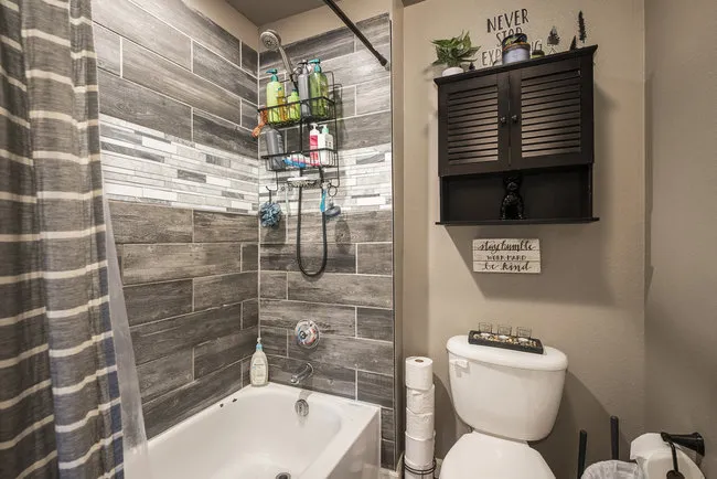 2510 Taft Unit 305 bath tub