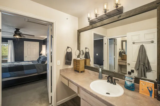 2510 Taft Unit 305 bathroom