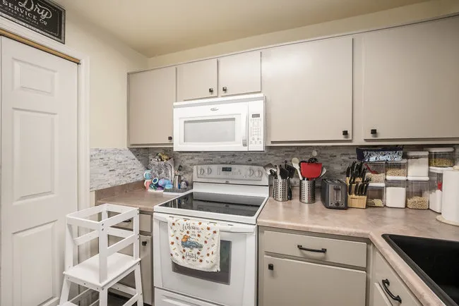 2510 Taft Unit 305 Kitchen stove counter tops obove