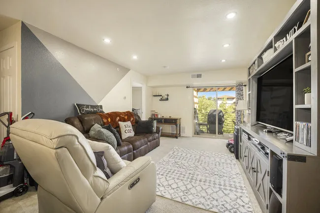 2510 Taft Unit 305 Livingroom area