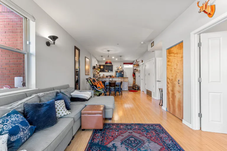2910 Bluff St #111 Livingroom