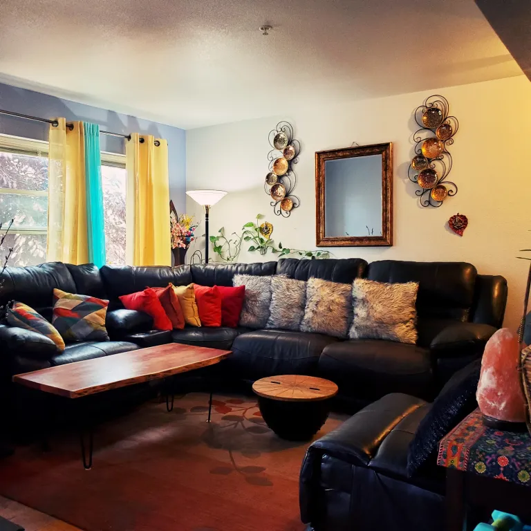 4549 Sunnyside Place Livingroom