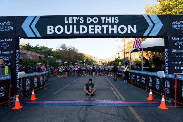 Runner sitting at the start line of the Boulderthon