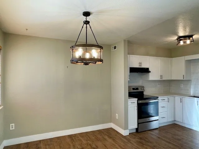 5540 Stonewall Pl 16 - Interior dining room with view to kitchen