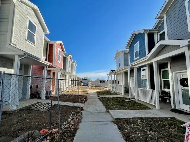 2152-2156 Violet - exterior front walkways