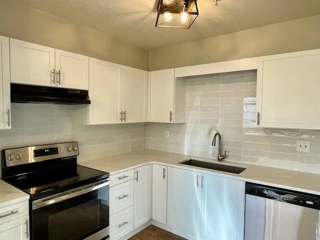 5540 Stonewall Pl 16 - Interior kitchen view