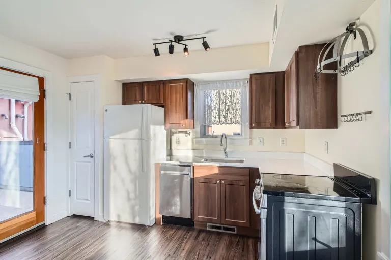 Kitchen t and door with close