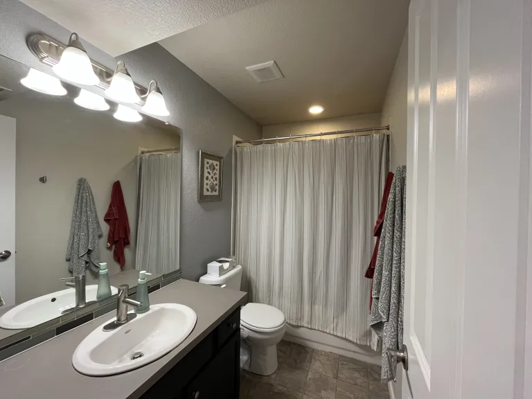 5048 Ralston I-Full bathroom