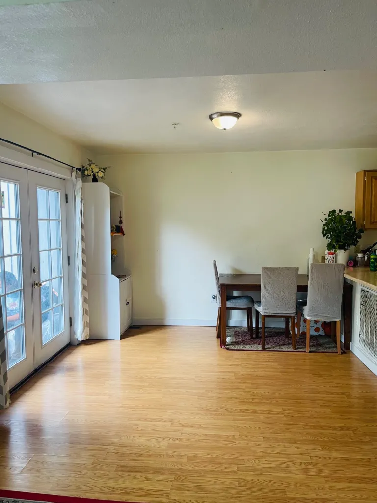 4573 Sunnyside Dinning area space
