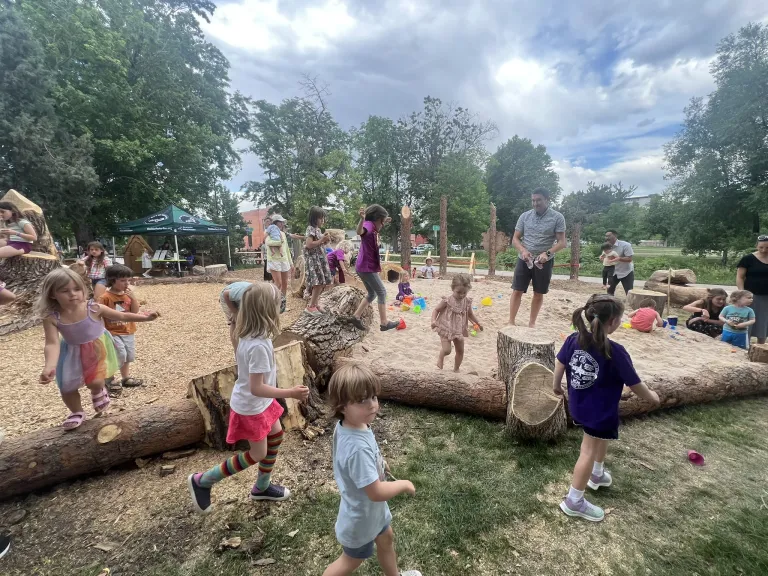 Área de juegos natural con arenero para niños